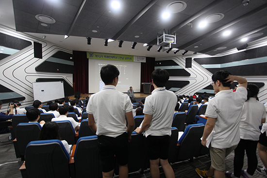 서울대학교 미래인재학교에 참가한 청소년들이 졸음을 이겨내기 위해 서서 강의를 듣고 있다.