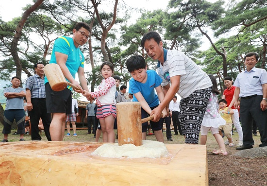  5일 '2014 함양 여주(쓴오이) 농촌문화 축제'의 하나로 열린 떡매치기.
