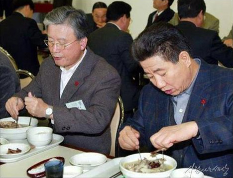 노무현 대통령이 조윤제 경제보좌관과 식사하는 모습. SNS를 통해 이 사진이 "노무현 대통령과 유병언 전 회장이 식사를 함께 했다"고 유포돼 논란이 되고 있다. 