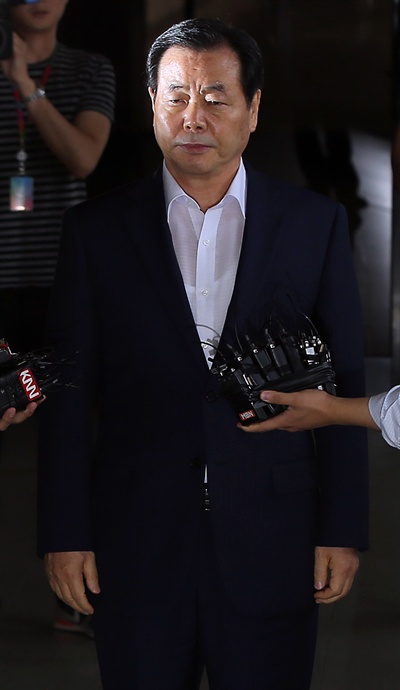 철도부품 제작업체에서 거액을 받은 혐의를 받고 있는 조현룡 새누리당 의원이 6일 오전 서울 서초동 중앙지검으로 들어서고 있다.