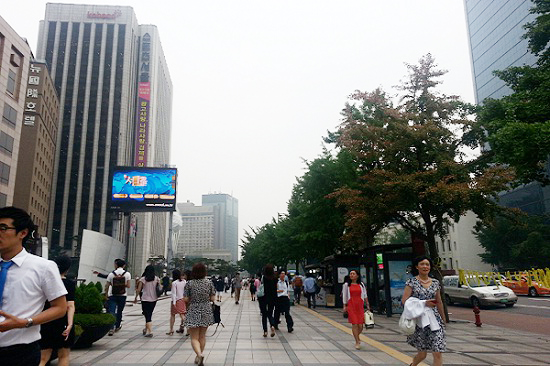 서울 시청부근의 하늘이 흐린 가운데 시민들이 발걸음을 재촉하고 있다. ⓒ온케이웨더 박선주 기자