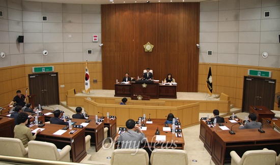 6일 오전 대전 서구의회 본회의장에 새정치연합 소속 10명의 의원들만이 참석해 개회를 선언했지만, 정족수 미달로 곧바로 정회가 선포됐다.