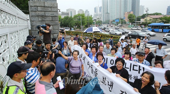 정문 앞 항의하는 군 사망사고 유가족들 최근 28사단 병사폭행사망사건으로 군 사망사고 문제 여론이 확산 되고 있는 가운데,군 사망사고 피해 유족들이 지난 6일 오전 서울 용산구 국방부 정문 앞에서 기자회견을 마치고 항의서한 전달을 위한 진입이 가로 막히자 유가족들이 항의를 하고 있다. 