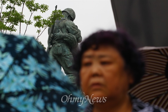 고 권오성 일병의 어머니 김옥자씨 뒤로 쓰러진 군인을 부축하는 총맨 병사의 동상이 세워져 있다. 