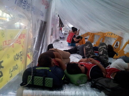 서울파이낸스센터 후문 맞은 편에 세워진 임시 비닐 텐트 내부 모습. 이곳에서 조합원들이 잠을 청하고 있다.