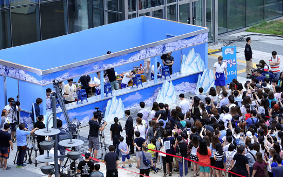  MBC <무한도전> 멤버들이 7일 상암동 MBC 신사옥 앞에서 팥빙수를 만들어 시민들에게 나눠주는 이벤트를 벌였다.