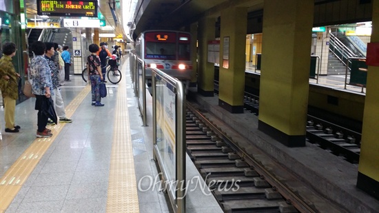 스크린도어가 설치되어 있지 않은 대구지하철 1호선 칠성시장역에 지하철이 들어오고 있다. 