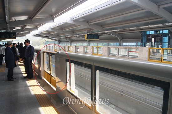오는 2015년 상반기에 개통될 대구도시철도3호선에 설치되어 있는 스크린도어. 높이가 1.2m에 불과해 위험하다.