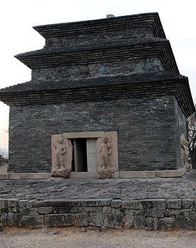분황사. 신라 때 건축된 탑 중 현재 남아 있는 가장 오래된 탑이다.