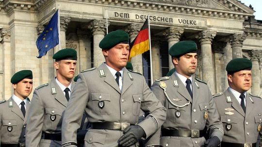 독일 연방 의회 앞을 행진하는 독일연방군 장병들. 독일 의회는 언제든 불시에 부대를 방문해 병사들의 인권침해 여부를 조사하는 권한을 가진 군사 옴부즈만 제도를 운영하고 있다.