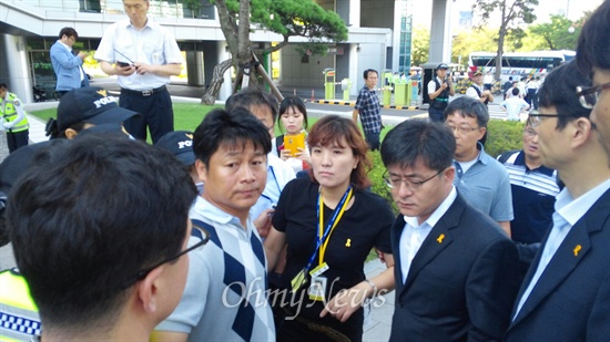 8일 국회로 들어가려는 세월호 유족들을 경찰이 막자 박원석 정의당 의원이 항의하고 있다. 