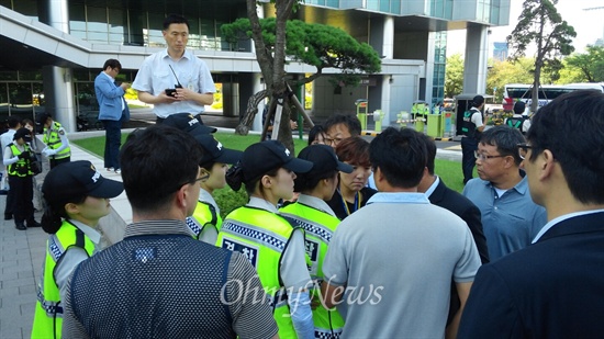 8일 국회로 들어가려는 세월호 유족들을 경찰이 막고 있다.