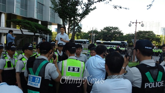 8일 국회로 들어가려는 세월호 유족들을 경찰이 막고 있다.
