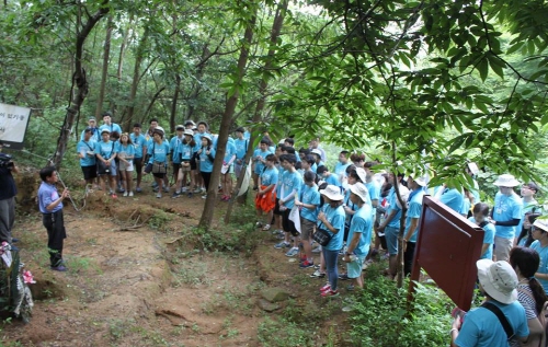  진주 민간인 학살지에서 유가족 대표님에게 설명을 듣는 모습