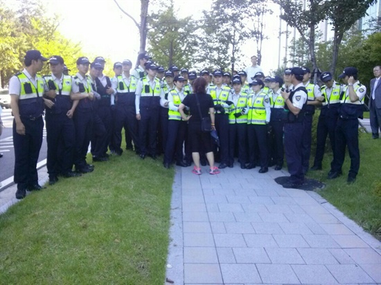 국회본청 앞. 세월호 유가족들의 출입을 막고 있는 경찰들. 