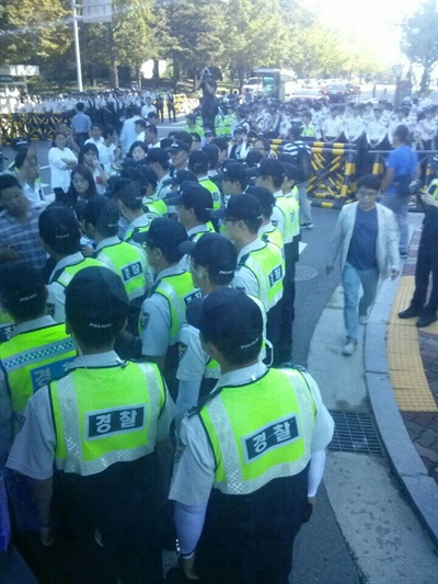 경찰들이 세월호 유가족들의 국회 출입을 막고 있다