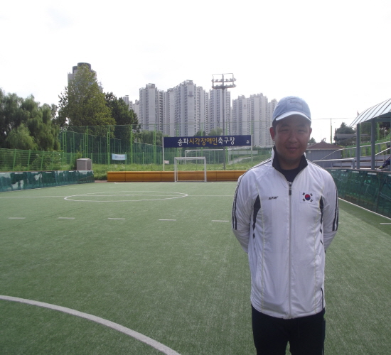 송파시각장애인축구장에서 근무하고 있는 신현영 대리