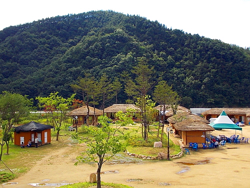 예천에는 삼막주막이라는 유명한 주막터가 있다. 그 곳은 하천 세 곳이 만나는 곳이라 수로 교통의 요지였다. 그래서 자연스럽게 나룻터가 생기고 주막거리가 생겼다고 한다. 
