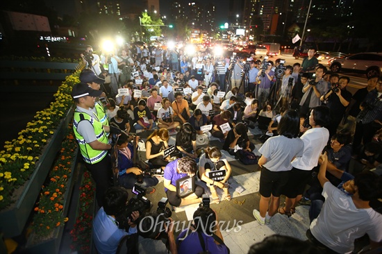 8일 오후 서울 용산구 국방부 앞에서 28사단 폭행 사망 희생자 윤일병과 군 사망 희생자 추모제가 열리고 있다. 