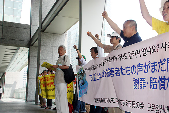 도쿄 시내 미쓰비시중공업 본사 앞에서 항의 행동을 펼치고 있는 '나고야 소송 지원회' 회원들. 2007년 7월부터 시작한 원정 금요시위가 만 5년을 맞았다. 