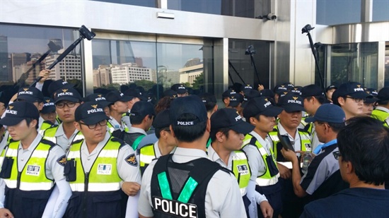 국회 본청 앞에서 경찰들이 세월호 유가족들의 출입을 막고 있다.