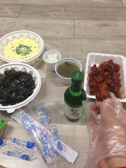  둘이서도 다 먹을 정도로 맛있었던 무뼈 닭발 2번 세트. 못 먹은지 벌써 한 달이 넘어간다