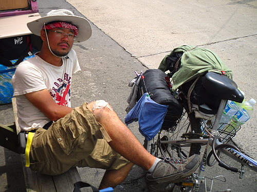2009년 여름에 행한 1차국토종단 자전거여행. 면도를 안 해서 지저분하다. 무릎쪽에는 그날에 난 그 상처때문에 큰 거즈가 붙여져 있다.

