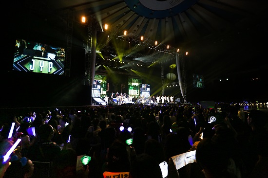  <2014 JYP 네이션-원 마이크> 공연모습.