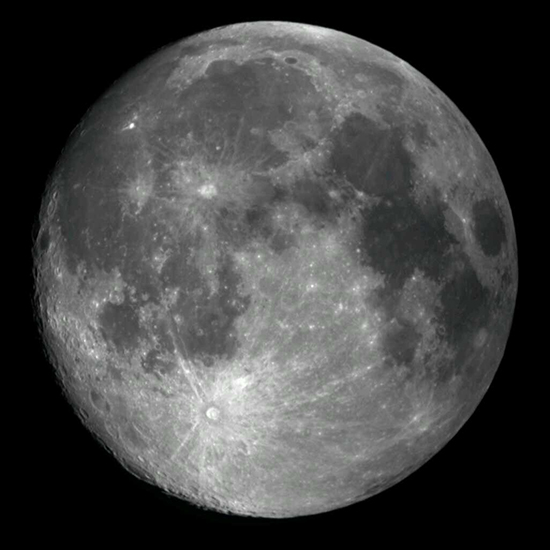 슈퍼문이 되기 하루 전, 달의 모습. 풀문이 되는 오늘은 가장 큰 달을 볼 수 있다.