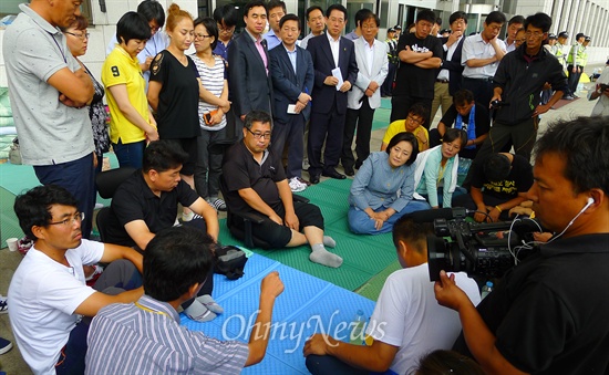 박영선 새정치민주연합 국민공감혁신위원장이 10일 오후 여의도 국회 본청 앞에서 세월호 유가족들과 면담을 갖고 있다.