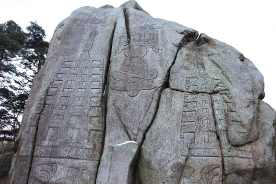 보물 201호 (남산) 부처바위. 황룡사의 원형으로 보이는 탑 그림이 새겨져 있다.