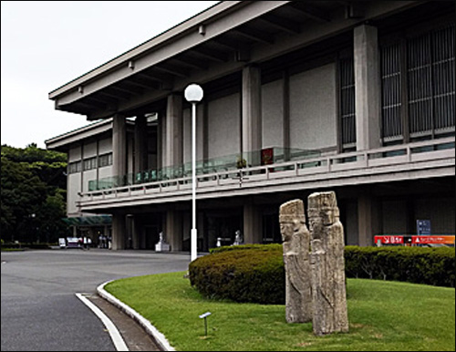 오구라컬렉션이 기증한 문화재가 전시된 도쿄국립박물관 동양전시관, 왼쪽으로는 도쿄국립박물관 본관이 보인다. 또 동양전시관 앞에는 출처를 알 수 없는 문인석 두 쌍과 양석 한 쌍도 있다.