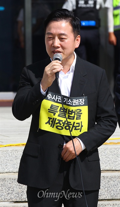 정봉주 전 의원이 지난 2014년 8월 11일 오전 국회 본청 앞에서 열린 세월호 특별법 재협상을 촉구하는 기자회견에서 발언을 하고 있다. 