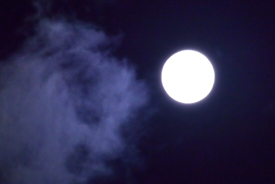 8월 11일 0시 40분, 임진강 38선상에 밝게 떠오른 '슈퍼문'

 