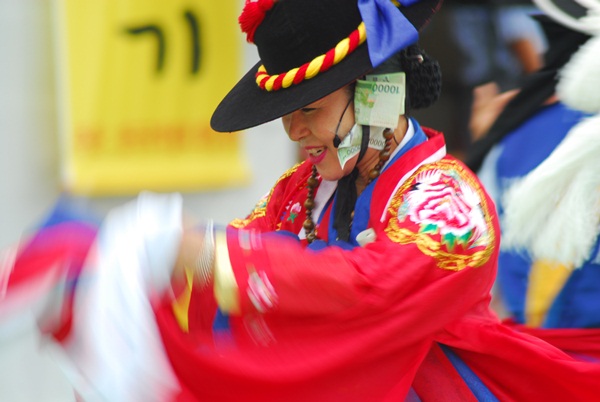 비가 오는데도 불구하고 모인 사람들을 위한 축원을 해주고 있는 임영복