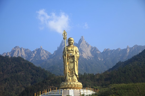 지우화산을 뒤로 하고 있는 김교각 스님의 동상은 높이가 99미터로 중국 불교에서 그 위상을 가늠할 수 있다