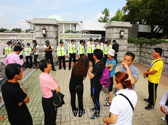 국회를 찾은 세월호 유가족들이 11일 오후 국회 정문 앞에서 경찰들에 가로막혀 출입을 하지 못해 난감해 하고 있다.