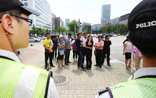 국회를 찾은 세월호 유가족들이 11일 오후 국회 정문 앞에서 경찰들에 가로막혀 출입을 하지 못해 난감해 하고 있다.