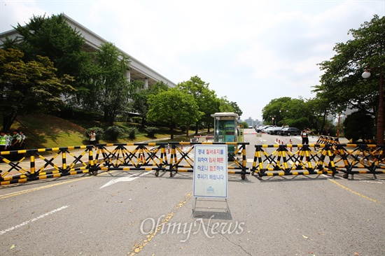 11일 오후 국회 출입문이  세월호 유가족들의 출입을 막기 위해 통제 되고 있다. 