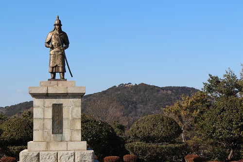 통영 남망산공원 정상에 있는 이순신 장군 동상. 동상 뒤편으로 충렬사 뒷산인 여황산이 보인다.