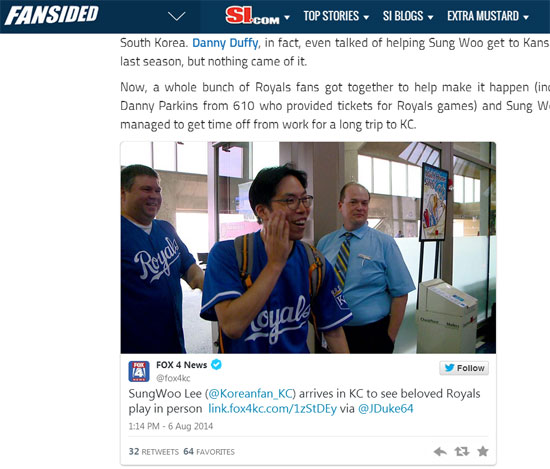  캔자스시티 로열스의 한국인 야구팬 이성우 씨가 캔자스시티 공항에 도착해 현지 야구팬들과 언론의 환대를 받고 있다. 사진은 kckingdom.com이 이성우씨 관련 뉴스를 보도하면서 폭스4뉴스 트위터 계정을 인용한 것.