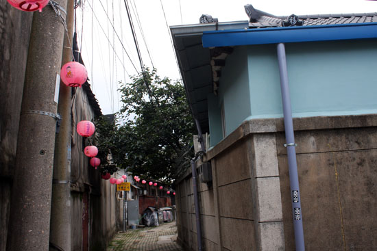 민족시인 이상화가 생애의 마지막 시간을 보낸 계산동 집은 '상화 고택'이라는 이름으로 보존되고 있지만, 서성로의 생가(사진의 푸른 페인트칠 된 집)는 대접을 전혀 받지 못하고 있다.  