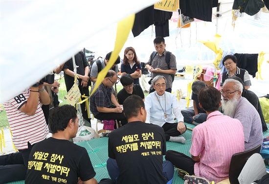 한국천주교 주교회의 의장 강우일 주교가 지난 7월 25일 오전 서울 광화문광장에서 세월호 특별법 제정을 촉구하며 단식농성 중인 세월호 희생자 가족들을 방문해 위로하고 있다.