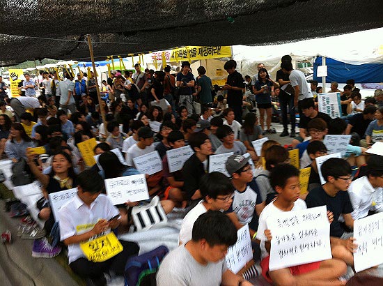 고등학생들이 12일 오후 세월호 참사에 대해 목소리를 내기 위해 서울 광화문 광장으로 나왔다.



