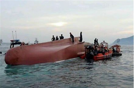  12일 오후 경남 거제 해상에서 통발어선이 전복되는 사고가 발생해 선원 6명이 사망하고 5명이 부상을 입었다. 사진은 사고 선박이 뒤집혀 있는 속에 구조 작업을 벌이는 모습.