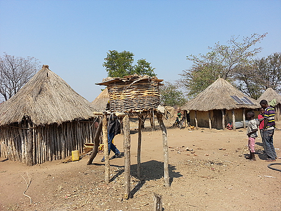 대부분의 말라위인들 집은 흙벽돌 집이었지만 빅토리아를 구경하고 돌아오던 길에 본 잠비아의 어느 마을은 전통 방식의 집들이 그대로 존재했다 