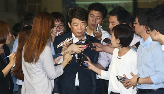  서울종합예술실용학교(SAC)의 입법로비 의혹을 받고 있는 새정치민주연합 신계륜 의원이 12일 밤 검찰 조사를 받은 뒤 기자들에게 둘러싸인 채 서울 서초구 서울중앙지검을 나서고 있다. 2014.8.13 