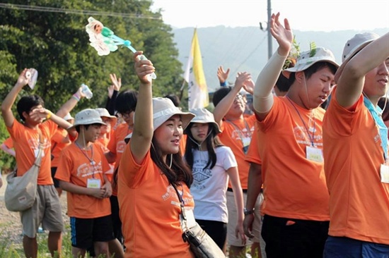 참가자들이 철책선 너머 북녘땅을 향해서 손을 흔들고 있다.