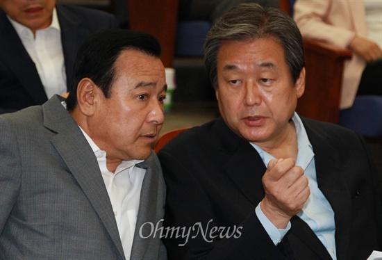 새누리당 김무성 대표(사진 오른쪽0와 이완구 원내대표가 지난 13일 오전 서울 여의도 국회에서 열린 의원총회에 참석하고 있다.
