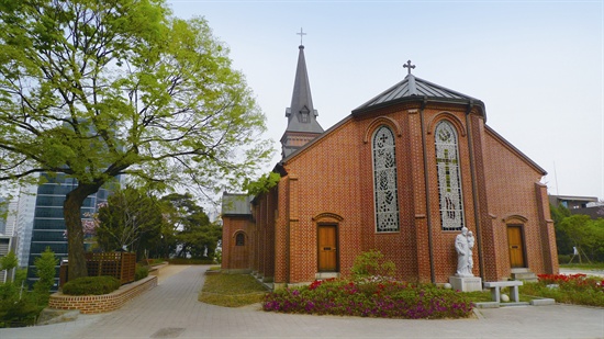 중림동 약현성당은 한국 최초의 서양식 교회 건물이다. 아담하고 고풍스러운 분위기 때문에 드라마와 영화 촬영지로도 자주 등장한다. 서소문 순교성지를 관할하는 성당으로 서소문 순교성지 전시관도 운영하고 있다. 